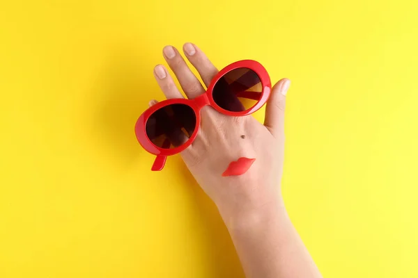 Composição Engraçada Com Mão Feminina Óculos Sol Elegantes Fundo Cor — Fotografia de Stock