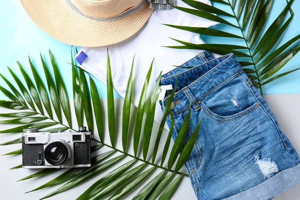 Composição Verão Com Roupas Câmera Foto Fundo Branco — Fotografia de Stock