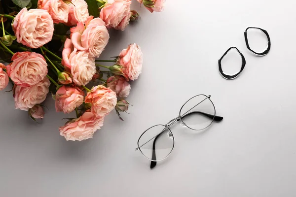 Beautiful Pink Roses Eyeglasses Earrings Light Background — Stock Photo, Image