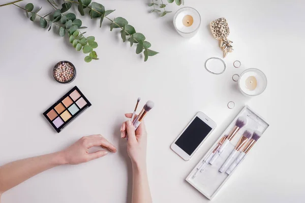 Blogger Belleza Con Cosméticos Maquillaje Teléfono Móvil Sobre Fondo Blanco — Foto de Stock