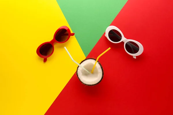 Kreativ Komposition Med Tropisk Cocktail Färgbakgrund — Stockfoto