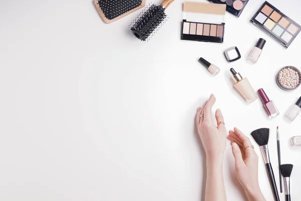 Blogerka Make Kosmetika Bílém Pozadí — Stock fotografie
