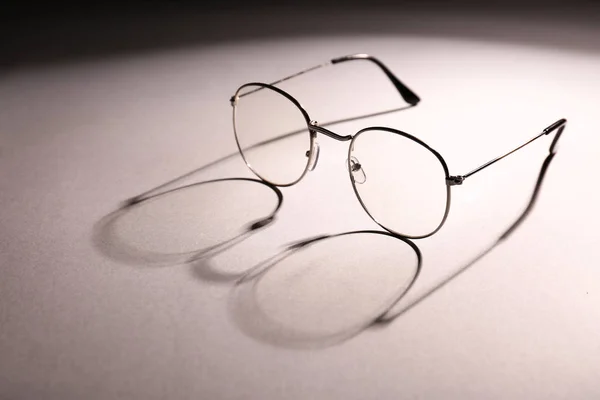 Óculos Elegantes Fundo Claro — Fotografia de Stock