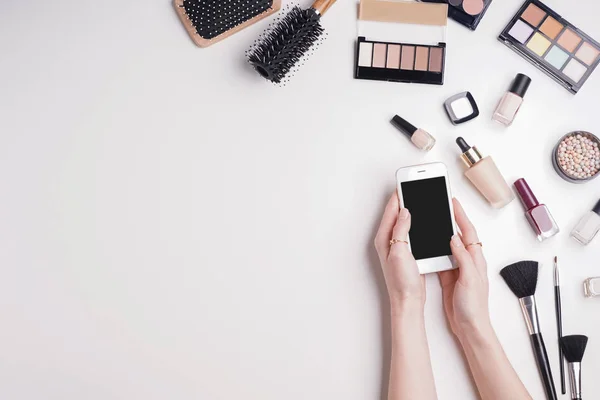 Blogger Belleza Con Teléfono Móvil Cosméticos Maquillaje Sobre Fondo Blanco — Foto de Stock