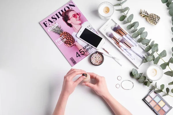 Skönhetsbloggare Med Smink Kosmetika Och Modemagasin Som Vit Bakgrund — Stockfoto