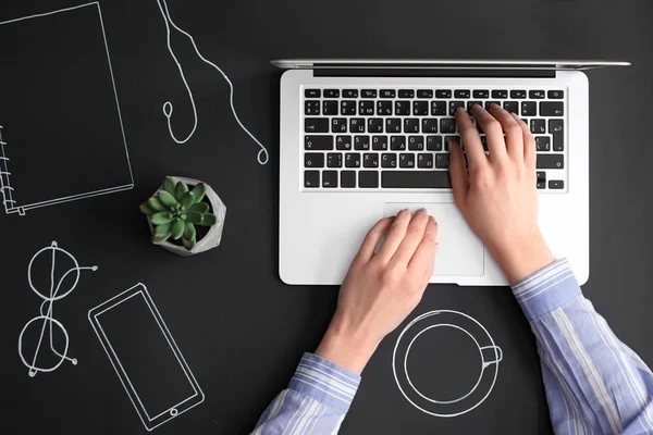 Frau Arbeitet Mit Laptop Auf Dunklem Hintergrund — Stockfoto