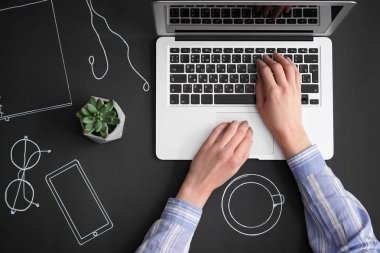 Laptop ile koyu arka plan üzerinde çalışan kadın