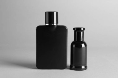 Açık renkli parfüm şişe