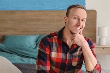 Evdeki yakışıklı genç adamın portresi.