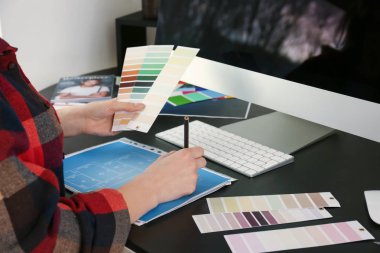 Ofiste çalışan kadın iç tasarımcı