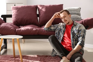 Evde istirahat yakışıklı genç