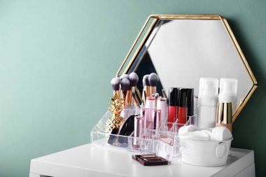 Tuvalet Masası ile profesyonel makyaj kozmetik renk duvarının yakınında