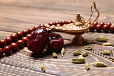 Aladdin lambayı, tasbih ve ahşap masa tarihleri