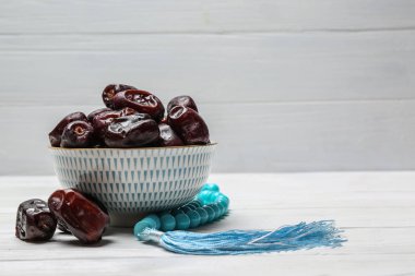 Beyaz masada lezzetli tarihleri ile kase