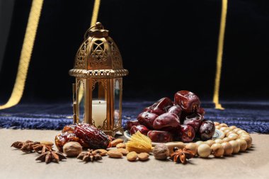 Lezzetli tarihleri ve masada Müslüman lamba kompozisyonu