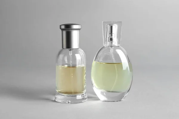 Flessen Van Parfum Lichte Achtergrond — Stockfoto