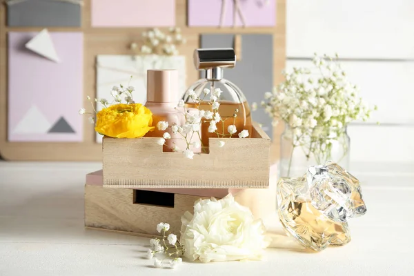 Caixa Com Garrafas Perfume Flores Mesa — Fotografia de Stock