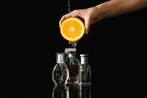 Water Druipen Van Citrusvruchten Vrouwelijke Hand Flessen Van Parfum Donkere — Stockfoto