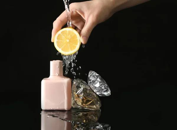 Agua Goteando Cítricos Mano Femenina Sobre Botellas Perfume Sobre Fondo — Foto de Stock