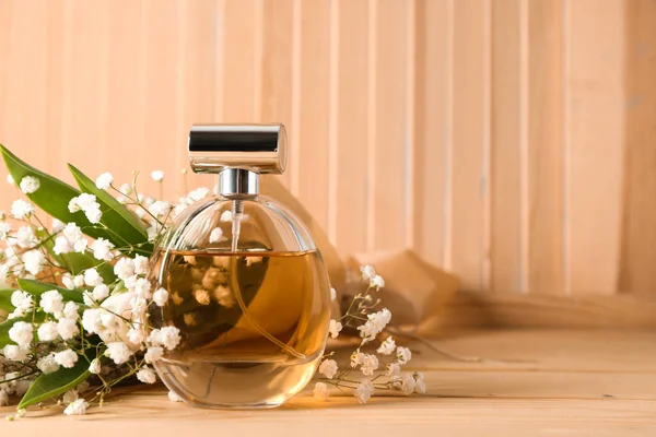 Fles Parfum Bloemen Houten Tafel — Stockfoto