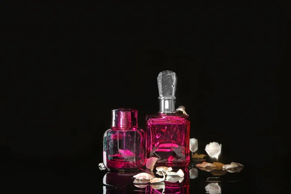 Frascos Perfume Pétalos Flores Sobre Fondo Oscuro —  Fotos de Stock