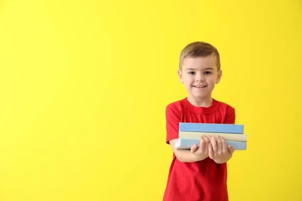 Netter Kleiner Junge Mit Büchern Auf Farbigem Hintergrund — Stockfoto