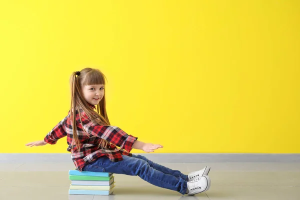 Linda Niña Sentada Pila Libros Contra Pared Color — Foto de Stock