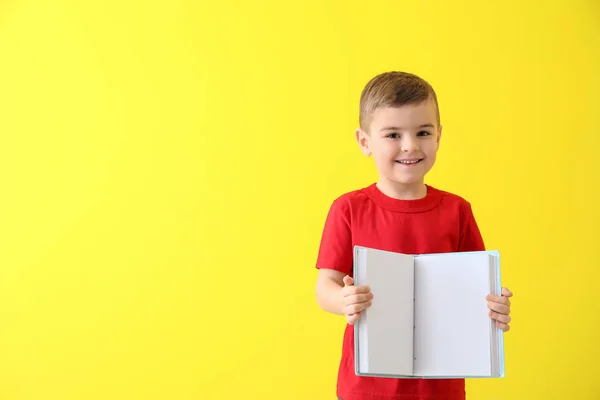 Симпатичный Мальчик Книгой Цветном Фоне — стоковое фото