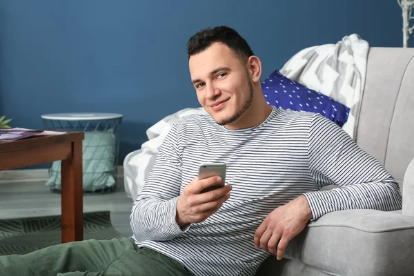 Jovem Bonito Com Telefone Celular Casa — Fotografia de Stock