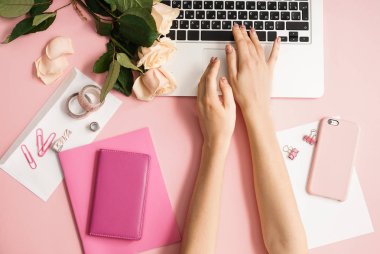 Eller, dizüstü bilgisayar ve renk arka plan üzerinde işçiliği için öğeleri