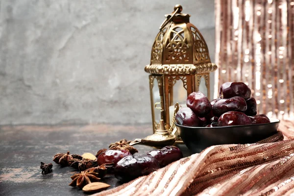 在桌子上与美味的日期和穆斯林灯组成 — 图库照片