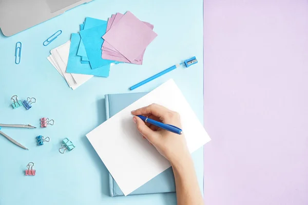 Mujer Escribiendo Cuaderno Sobre Fondo Color Vista Superior —  Fotos de Stock