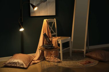 Şık sandalye odanın modern iç aynada kat ile