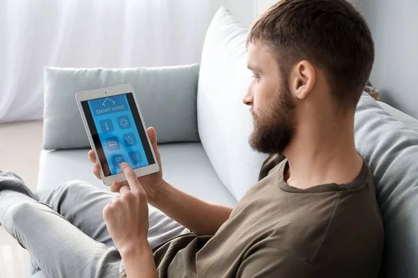 Young Man Using Application Smart Home Automation — Stock Photo, Image