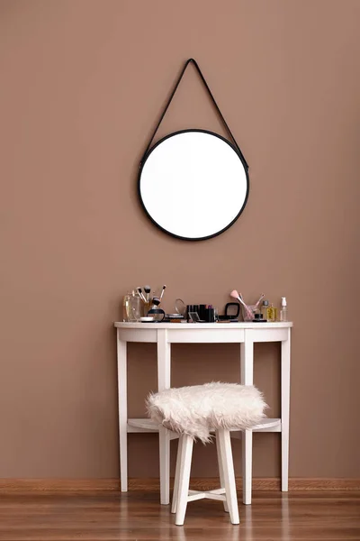 Toalettbord Med Smink Kosmetika Nära Färg Vägg Rum — Stockfoto