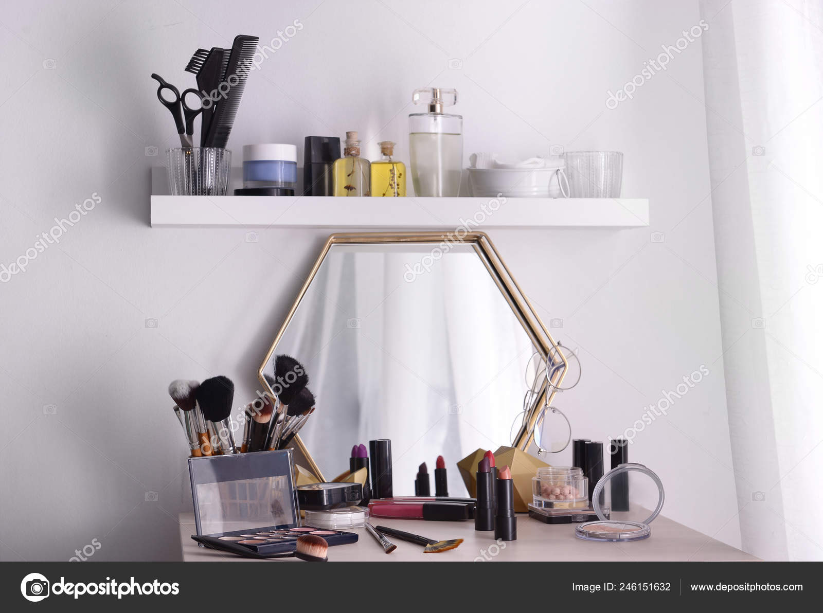 Professional Makeup Cosmetics Dressing - Professional Makeup Table Professional Makeup Cosmetics Dressing - Professional Makeup Table