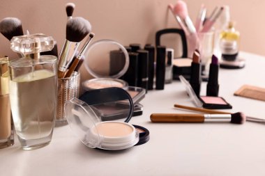 Profesyonel makyaj kozmetik tuvalet masasının üzerinde fırçaları ile