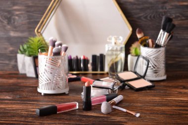 Profesyonel makyaj kozmetik ahşap tuvalet masasının üzerinde fırçaları ile