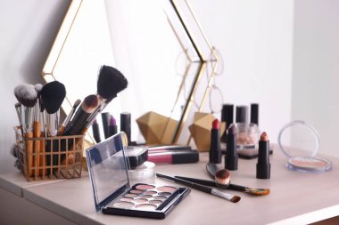Profesyonel makyaj kozmetik tuvalet masasının üzerinde fırçaları ile