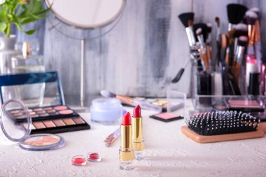 Tuvalet masasının üzerinde parlak Rujlar