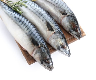 Ahşap tahta ile beyaz zemin üzerine lezzetli çiğ uskumru balığı