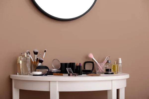 Toaletka Kosmetyki Makijażu Pobliżu Kolor Ściany — Zdjęcie stockowe