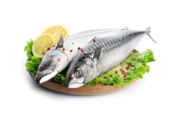 Dřevěná Deska Chutné Makrely Syrové Ryby Bílém Pozadí — Stock fotografie
