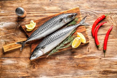 Kurulu ile lezzetli çiğ uskumru balığı ahşap tablo