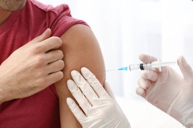 Klinik, closeup Doktor telkih erkek hastada
