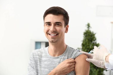 Klinik Doktor telkih erkek hastada