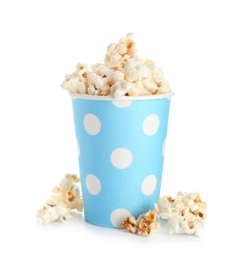 Kağıt bardak beyaz zemin üzerine lezzetli patlamış mısır