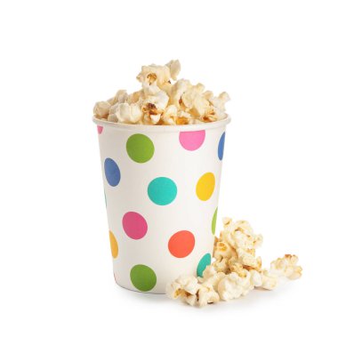 Kağıt bardak beyaz zemin üzerine lezzetli patlamış mısır