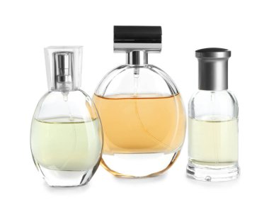 Beyaz arka planda parfüm şişeleri