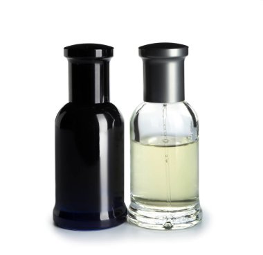 Beyaz arka planda parfüm şişeleri